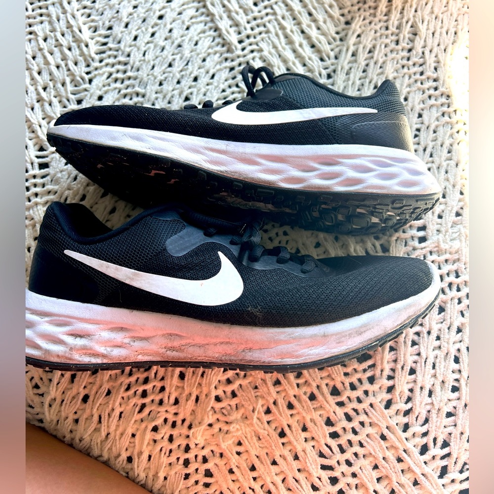 Nike running shoe. size 9.